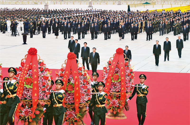 2021年9月30日上午，黨和國家領(lǐng)導(dǎo)人習(xí)近平、李克強(qiáng)、栗戰(zhàn)書、汪洋、王滬寧、趙樂際、韓正、王岐山等來到北京天安門廣場(chǎng)，出席烈士紀(jì)念日向人民英雄敬獻(xiàn)花籃儀式。 新華社記者 張領(lǐng)/攝