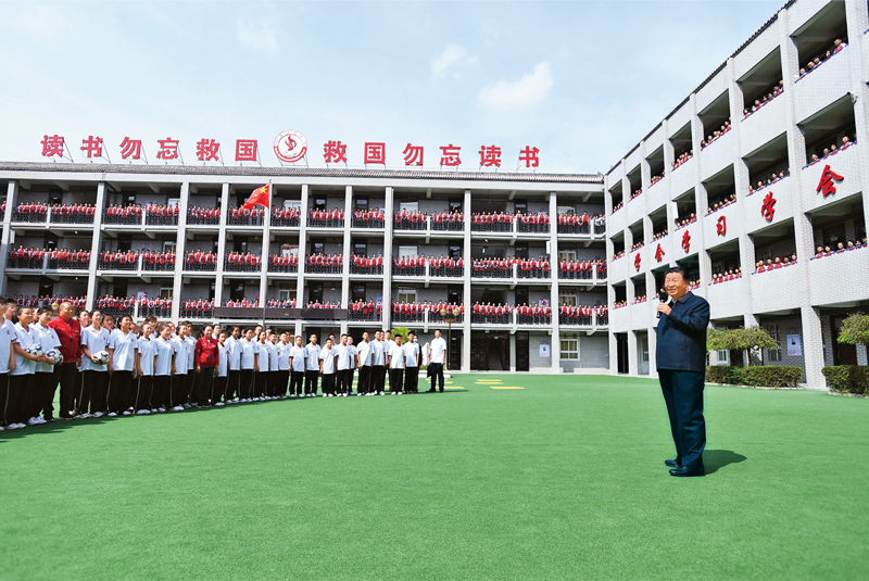 2021年9月13日至14日，中共中央總書記、國家主席、中央軍委主席習(xí)近平在陜西省榆林市考察。這是14日上午，習(xí)近平在綏德實(shí)驗(yàn)中學(xué)考察時(shí)，同師生親切交流。 新華社記者 謝環(huán)馳/攝